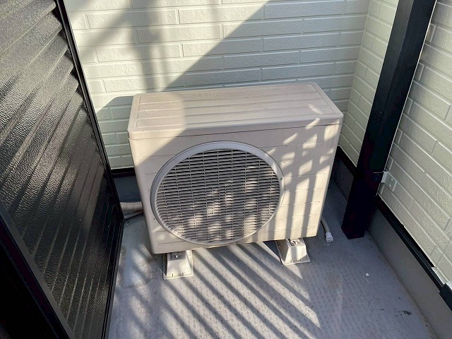 明石市のベランダに置かれた室外機